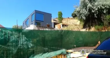 В Одесі чоловік незаконно збудував двоповерховий будинок біля узбережжя