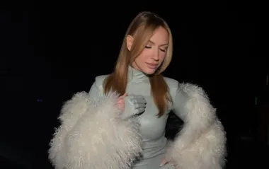 Смелый "лук": как Леся Никитюк соединила экокожу и пушистую шубу