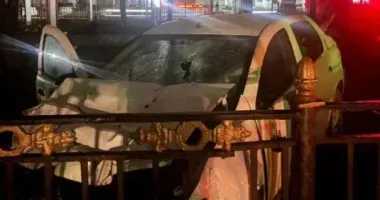 У центрі Полтави п'яний водій зніс паркан і меморіальні щити