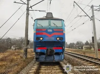 На Київщині потяг збив людину: що відомо