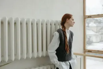 Як зробити квартиру теплішою за пів години: простий лайфгак з батареєю, який зменшує втрати тепла вдвічі