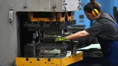 Жінки замінять чоловіків: держава запускає повну перекваліфікацію українок - які професії опанують