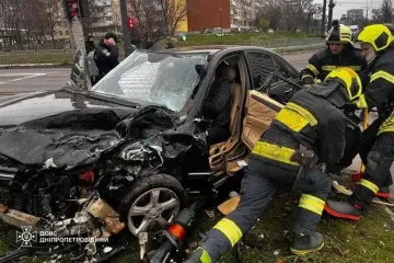 Людина вилетіла з авто під час ДТП: момент потрапив на відео