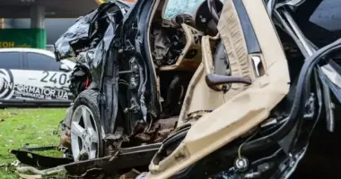 Мікроавтобус закрутило на дорозі: у Дніпрі автівка влетіла в заправку