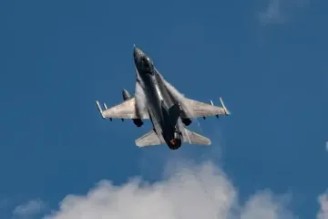 Катастрофа винищувача F-16: пілот успішно катапультувався (відео)