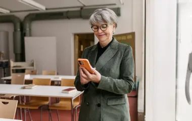 Педагоги до сих пор среди наименее оплачиваемых: как изменятся зарплаты учителей в 2026 году