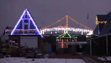 Вогники новорічних гірлянд: як правильно прикрасити будинок, не порушуючи закон