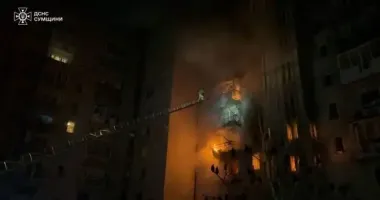 В Охтирці дрон влучив у багатоповерхівку: рятувальники деблокували 7 людей та евакуювали десятки мешканців