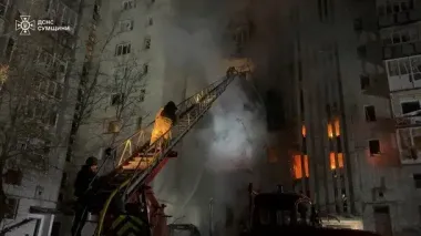 Удар по Охтирці: рятувальники евакуювали людей з палаючих квартир