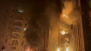 Російські дрони атакували багатоповерхівку в Охтирці — є постраждалі