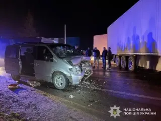 ДТП на Львівщині: вантажівка влетіла у мікроавтобус з людьми (фото)
