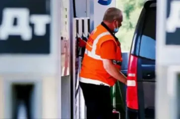 АЗС резко меняют цены на топливо: на сколько подешевеет бензин