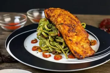 Що корисніше для організму: лосось чи курка — дієтологи пояснюють про білки та жири