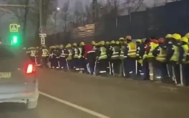 Queue of foreigners who have arrived for work near the Moscow oil refinery: "Some Chinese, Vietnamese, I don’t know who else. There are no local men". VIDEO
