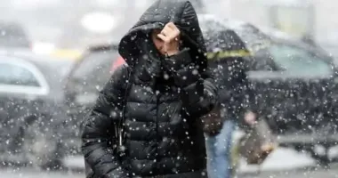 Завтра в Україні прогнозують дощ і сніг