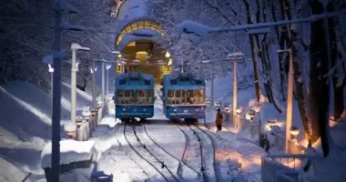 Працівниця київського фунікулера створює різдвяний настрій пасажирам - відео