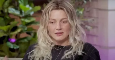 "Он говорит: "А что это он так близко": певица KOLA рассказала, ревнует ли ее муж, живущий за границей