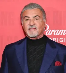 79-річний Сильвестр Сталлоне нажахав появою на публіці з тростиною і занепокоїв станом його здоров'я