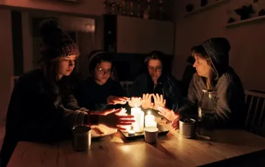 До 15 часов без света. Киевлянам показали графики отключений на 10 декабря