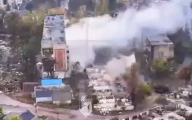 Ukrainian tank from 14th Chervona Kalyna Brigade destroys building with ruscists inside. VIDEO