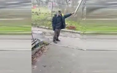 Elderly man scolds occupier standing near entrance to high-rise building: "Bastards! Get out and don’t come back here! Look after your own Russia". VIDEO
