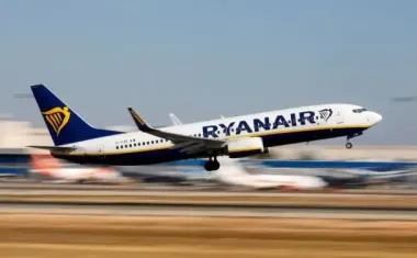 Самолет Ryanair резко изменил маршрут из-за туалетов: что случилось