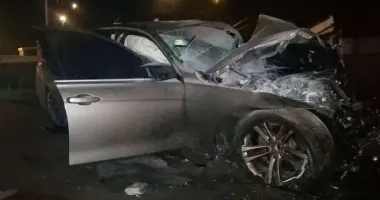 У Києві автівка влетіла у бетонний парапет: 18-річний водій загинув, троє травмованих