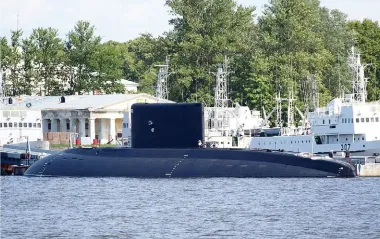 Був готовий захищатися. Британському флоту довелося взяти під конвой субмарину РФ