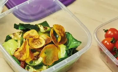 Воняют и портятся: какие продукты нельзя хранить в пластиковых контейнерах