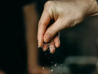 Чому кухарі солять воду інакше, ніж радять кулінарні книги: розкриття головного кулінарного міфу