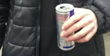 Разрушают организм изнутри: врач предупредил о последствиях употребления энергетиков подростками