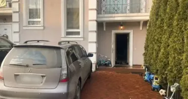 На Київщині у будинку знайшли мертвими подружжя та їхню 11-річну доньку, маленький хлопчик у лікарні