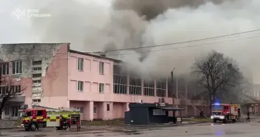 РФ ударила по спортивной школе в Шостке Сумской области: ГСЧС обнародовала кадры ликвидации последствий атаки