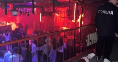 У Києві аніматор в поліцейській формі затримав Санту в клубі під час шоу: тепер йому світить штраф 34 000 грн
