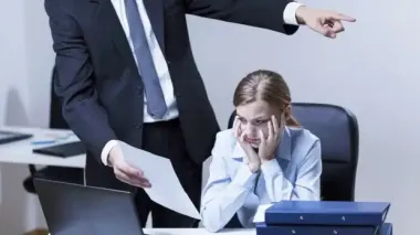 Поспішила бути вчасно і втратила роботу: кур'єра звільнили за… надто ранній прихід