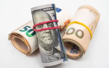 Будет ли расти курс доллара и евро перед праздниками: прогноз банкира