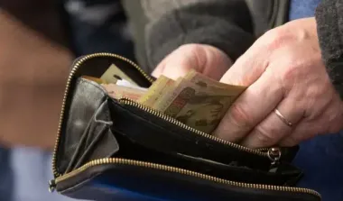 Зарплаты украинцев пустят под нож: кого коснутся новые ограничения