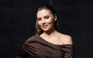 Тоня Хижняк показала елегантний "лук", який ідеально підійде для новорічної ночі