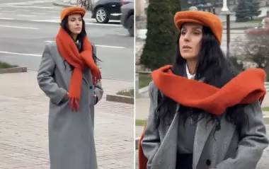 Как носить яркие акценты с классическим пальто: стильный пример от Джамалы