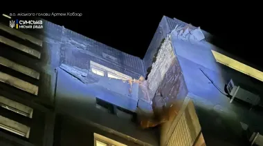 Ворожий дрон влучив у багатоповерхівку в Сумах