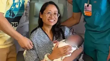 У женщины за 10-килограммовой опухолью возле матки прятался доношенный ребенок — фото