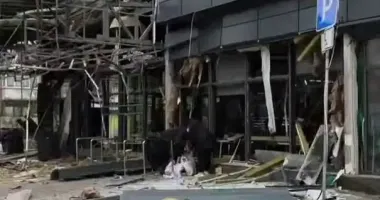 Россияне нанесли удар по супермаркету АТБ в Запорожье: ранены по меньшей мере 4 человека