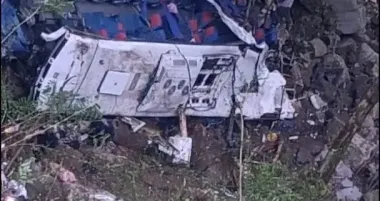 Шкільний автобус упав у 80-метрову прірву: загинули учні випускного класу