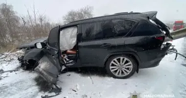 ДТП на трасі на Черкащині: відбійник проштрикнув Lexus