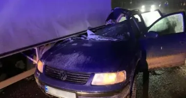 Смертельна аварія з підлітками на Закарпатті: неповнолітній водій влетів у вантажівку, загинула 15-річна дівчина
