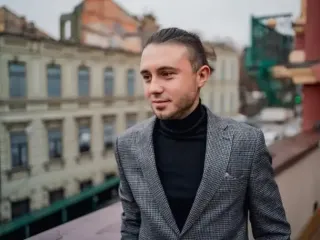 Тарас Тополя після розлучення показався з 10-річним сином за розвагами у засніженому Києві