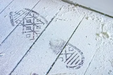 Слышать шаги, когда никого нет: что означает эта жуткая примета