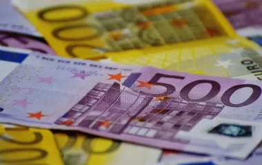 Курс євро б'є рекорди: чи стане 50 гривень новим максимумом до кінця року