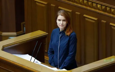 Безуглая заблокировала трибуну Рады: между депутатами возникла потасовка