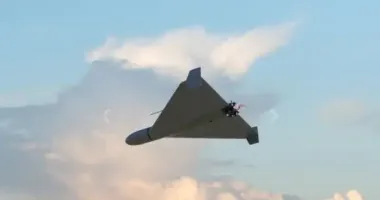 В Одесі російський дрон влетів у багатоповерхівку, уламки впали біля школи